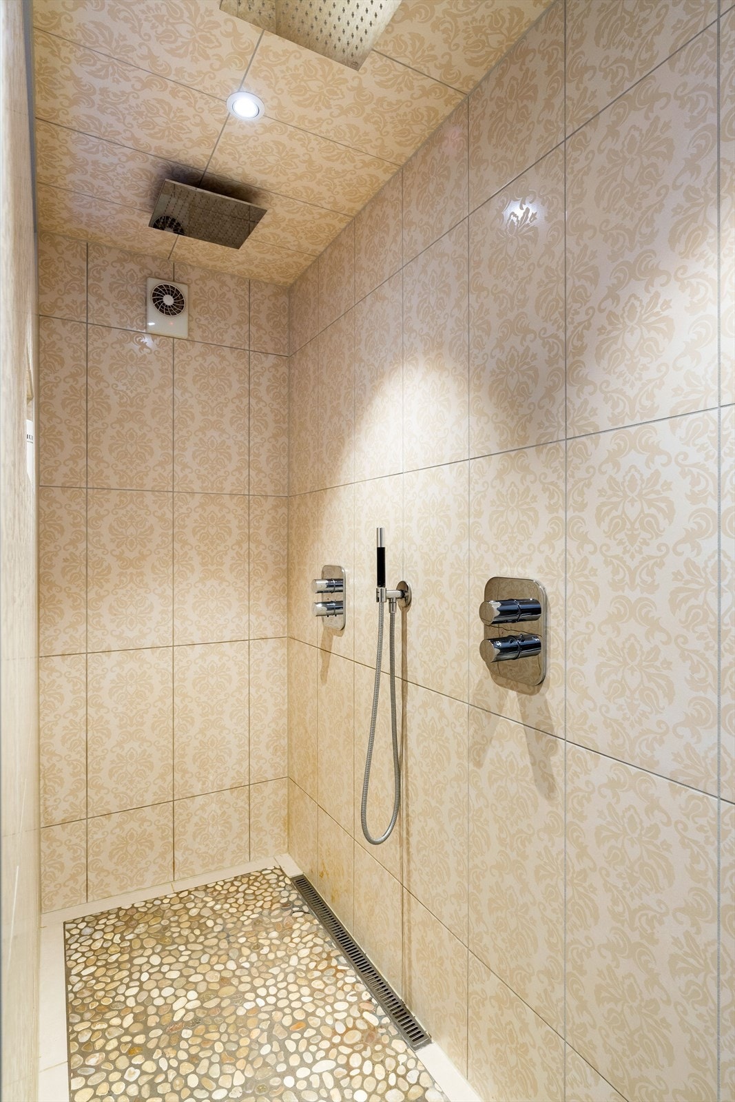 Dusjrom med store regndusjer i himling for en luksuriøs og revitaliserende dusjopplevelse. Galleribilde