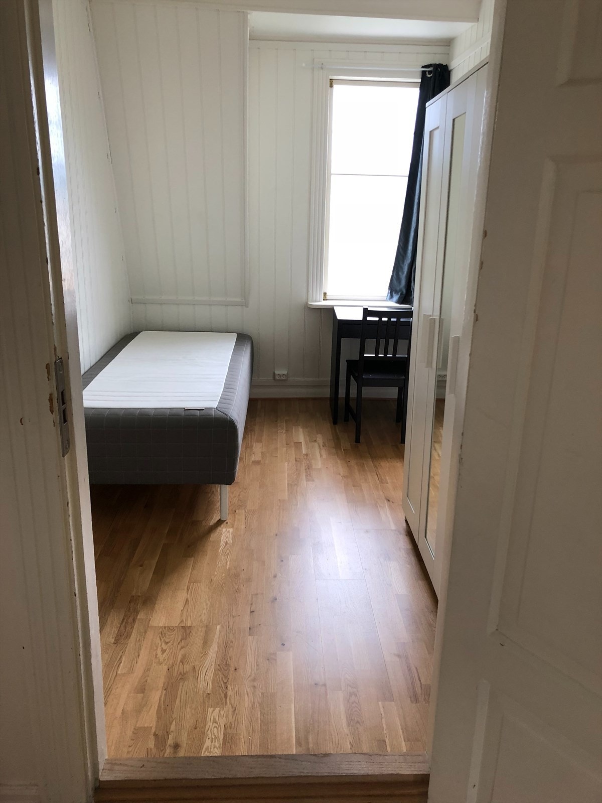 Soverom med enkel innredning og praktisk oppsett. To av etasjens soverom er opprinnelig et stort soverom. (Privat bilde) Galleribilde