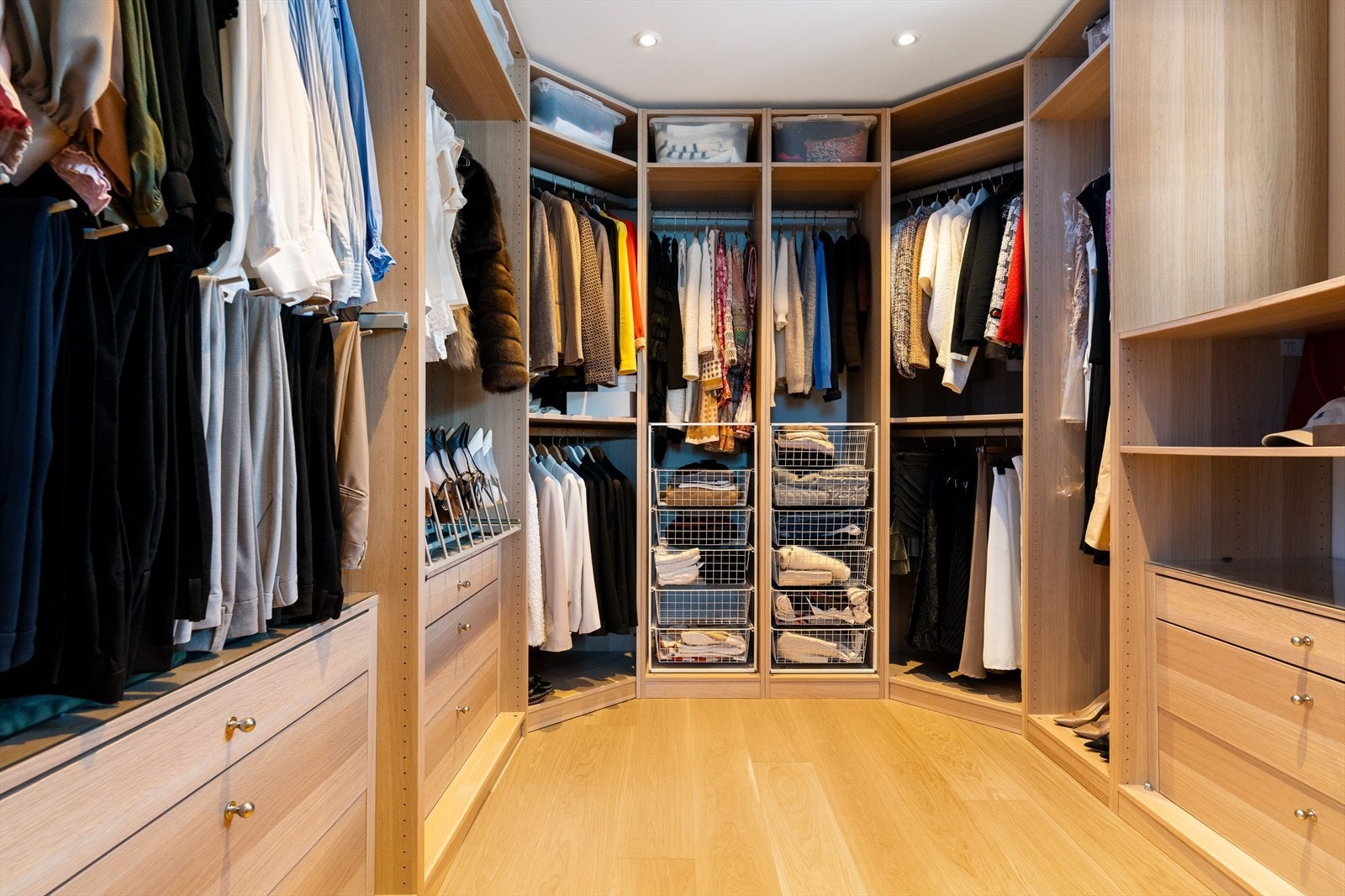 Eksklusivt walk-in-closet på 9 kvm som kombinerer stil og funksjonalitet - gjør morgenrutinen enkel og elegant. Galleribilde