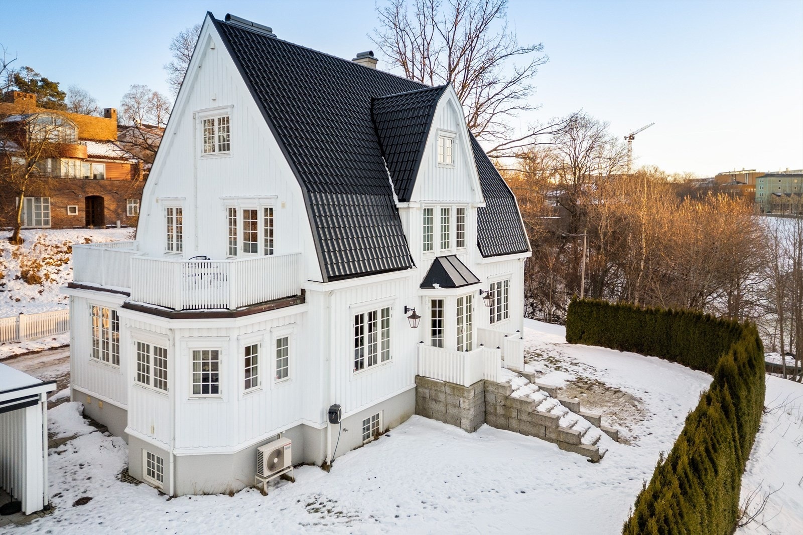 Proaktiv Eiendomsmegling ved Eirik Døsen har gleden av å presentere en herskapelig villaeiendom i Tidemands gate 12! Galleribilde