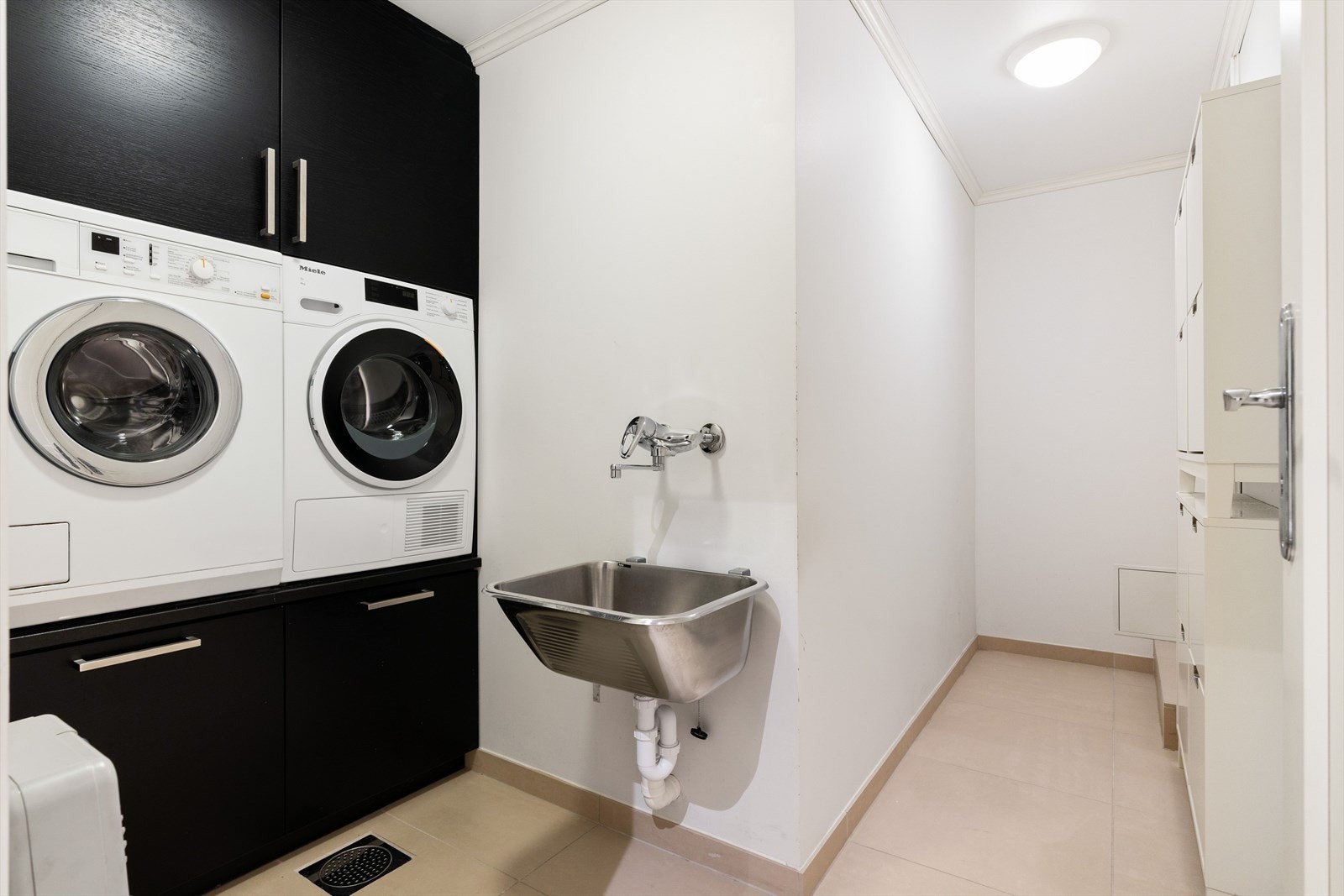 Praktisk vaskerom på 5,5 kvm, smart plassert i tilknytning til badet. Galleribilde