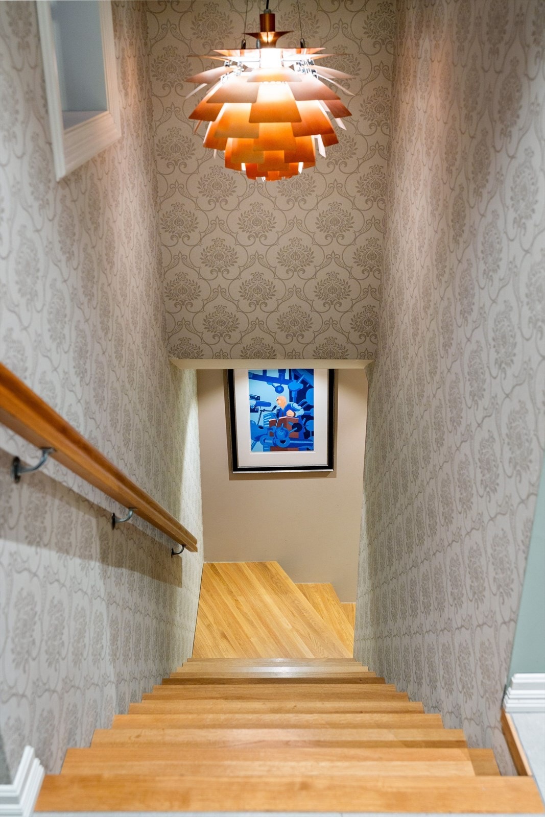 Trappen fører ned til kjelleren, hvor boligens åpne og innbydende romfølelse videreføres. Galleribilde