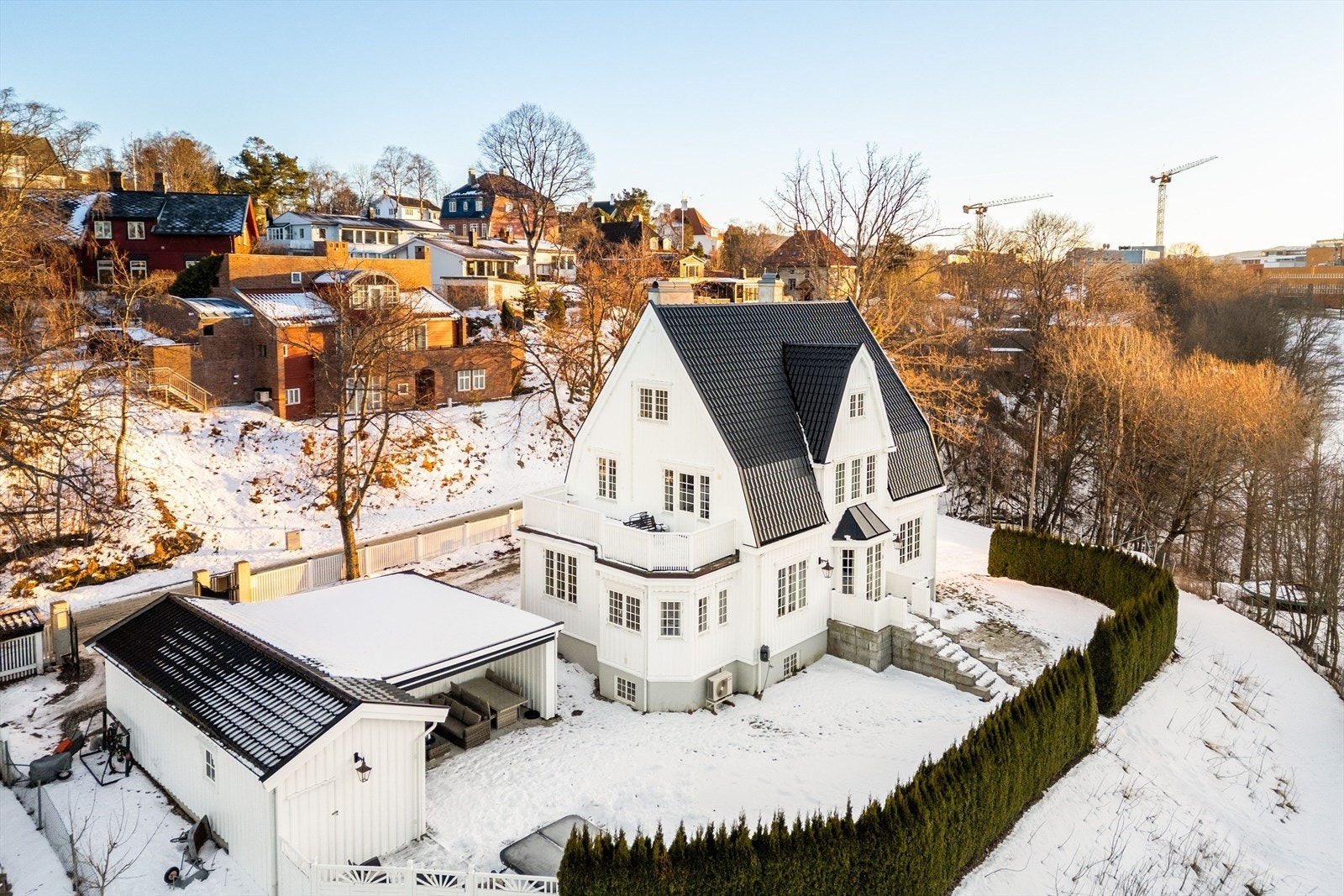 Gjennomgående høy standard og eksklusive detaljer gir boligen et elegant og sofistikert uttrykk. Galleribilde