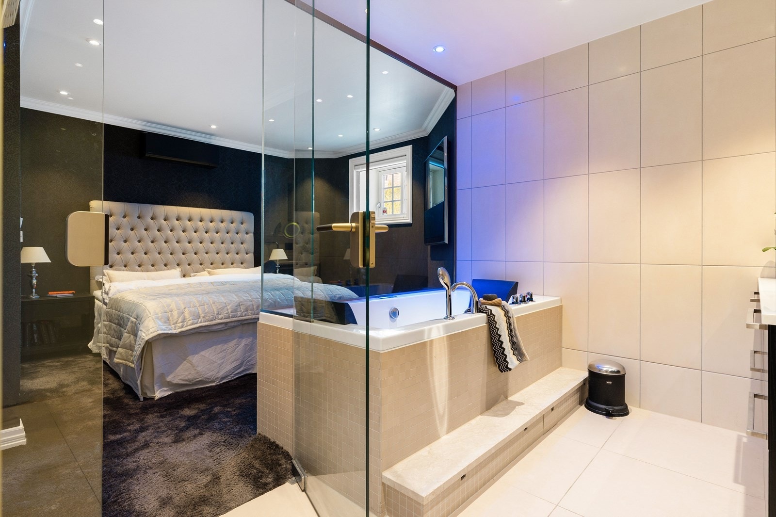 Stort en-suite bad i særklasse med lekre fliser og behagelig gulvvarme. Galleribilde