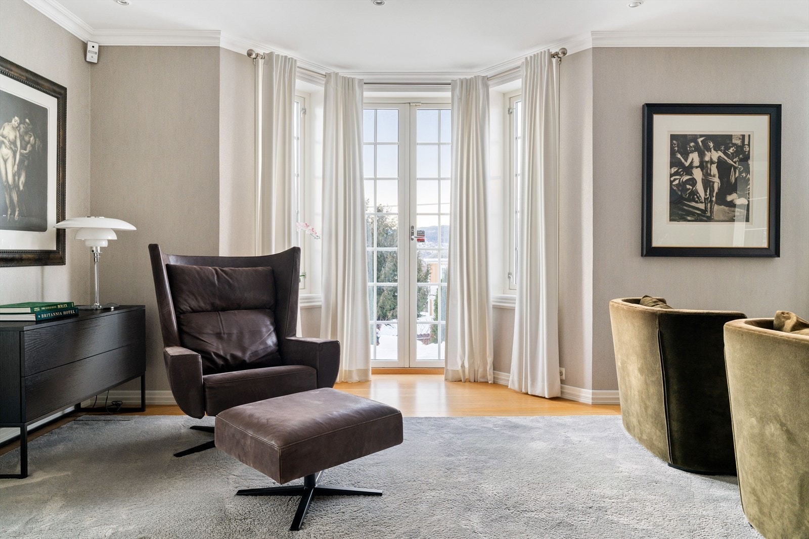 Stuen deles naturlig inn i egne soner som skaper en elegant balanse mellom sosialt samvær og avslappende privatliv. Galleribilde