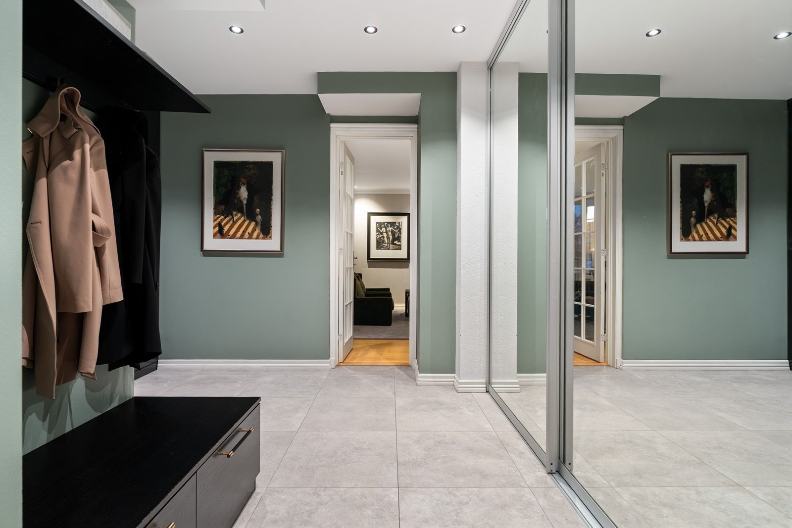 Entréen er på gode 16 kvm og byr på smarte oppbevaringsløsninger og behagelige fargevalg. Galleribilde