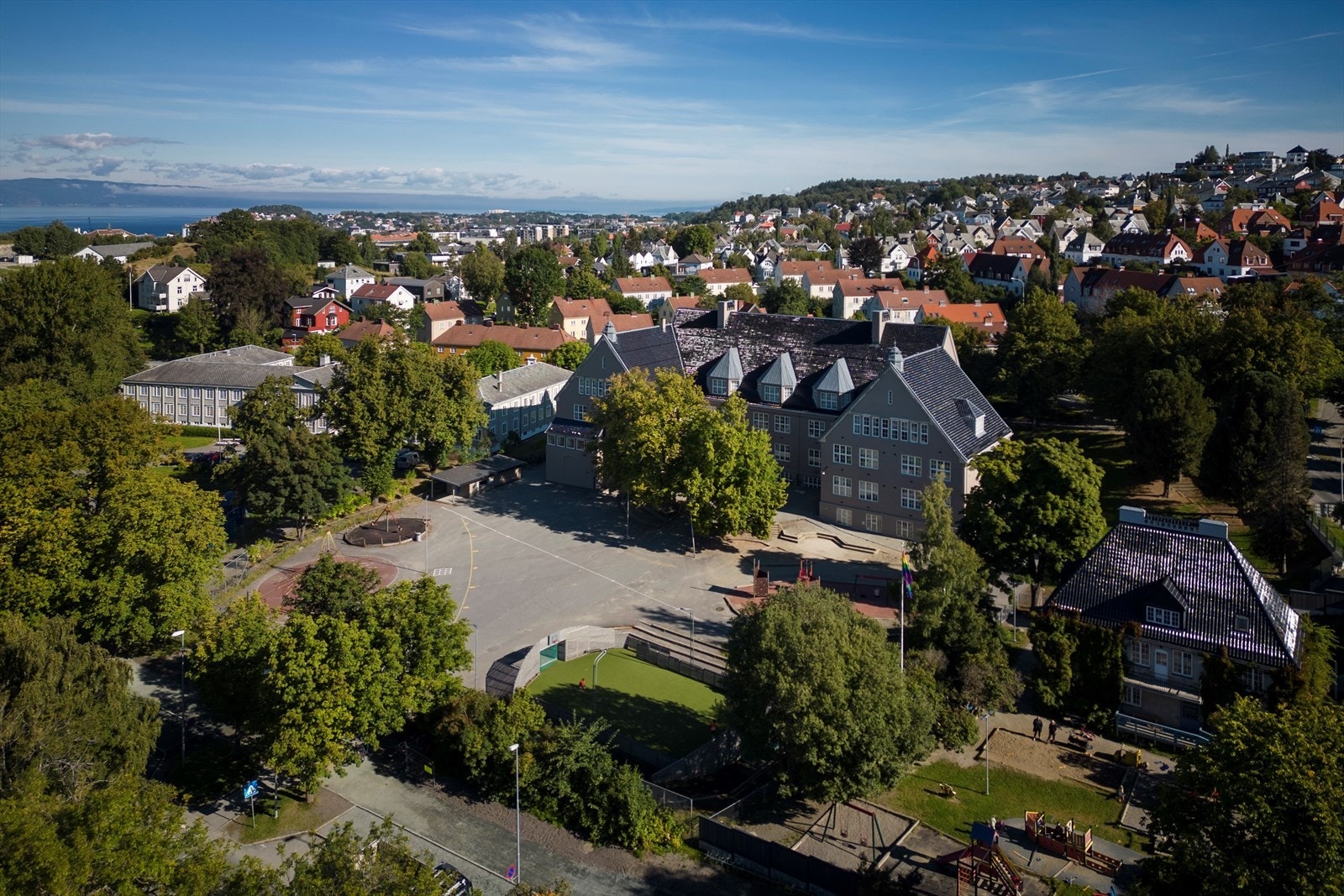 Boligen sogner til Singsaker barneskole og Rosenborg ungdomsskole, som begge er kjent for gode læringsmiljø. Galleribilde