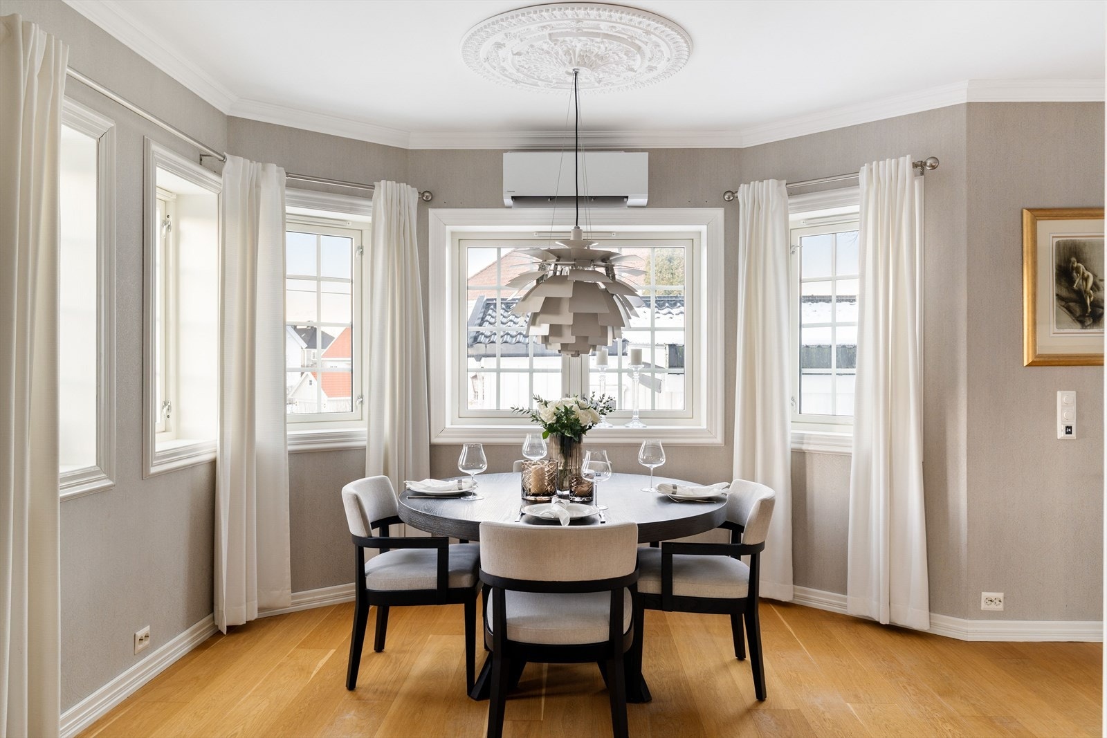 Stilfull spisestue på 14 kvm, ideell for sosiale sammenkomster og familietid, med naturlig flyt mot kjøkkenet. Galleribilde