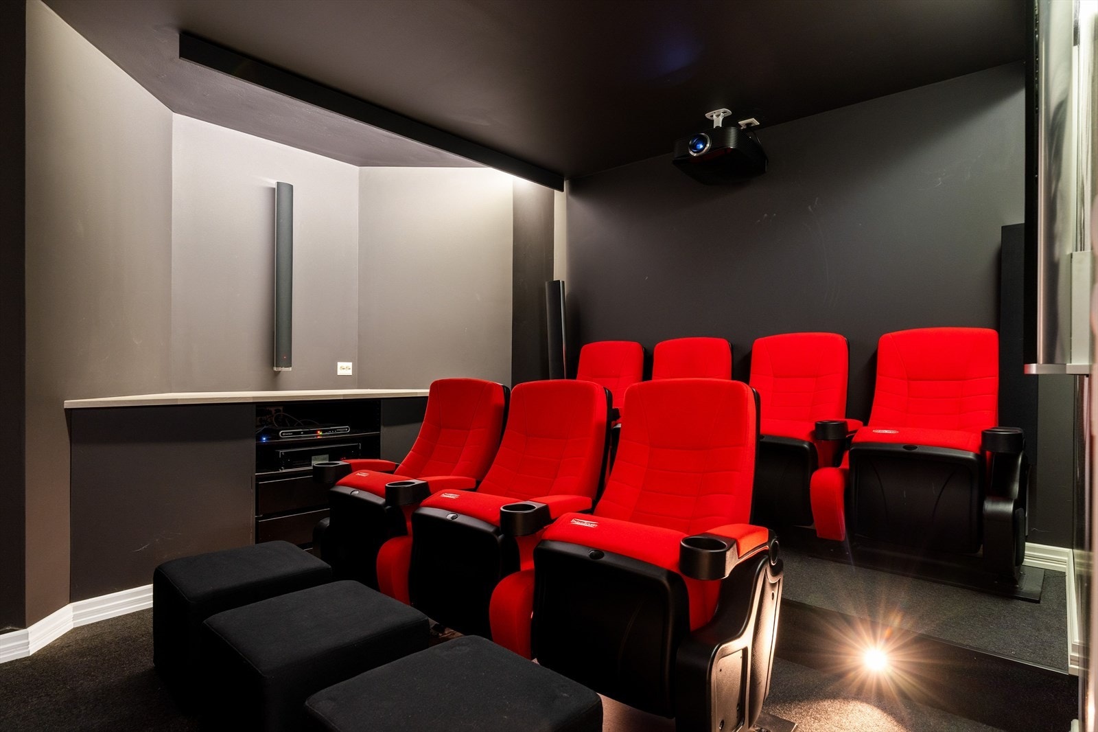 Kinorom på 12 kvm med stemningsfull belysning og høy kvalitet i detaljer, designet for optimal hjemmekinoopplevelse. Galleribilde