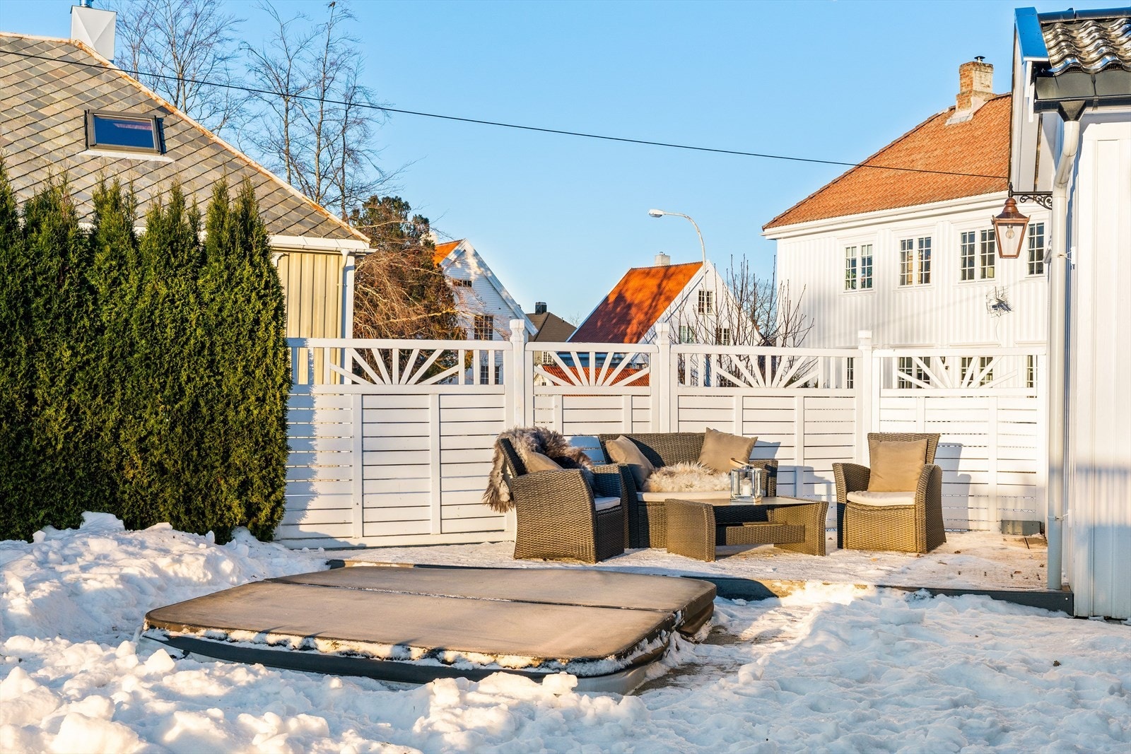 Nedfelt jacuzzi i hagen, utformet som en privat og luksuriøs oase med gjennomført design i solrike omgivelser, ideell for både avslapning og sosiale sammenkomster. Galleribilde