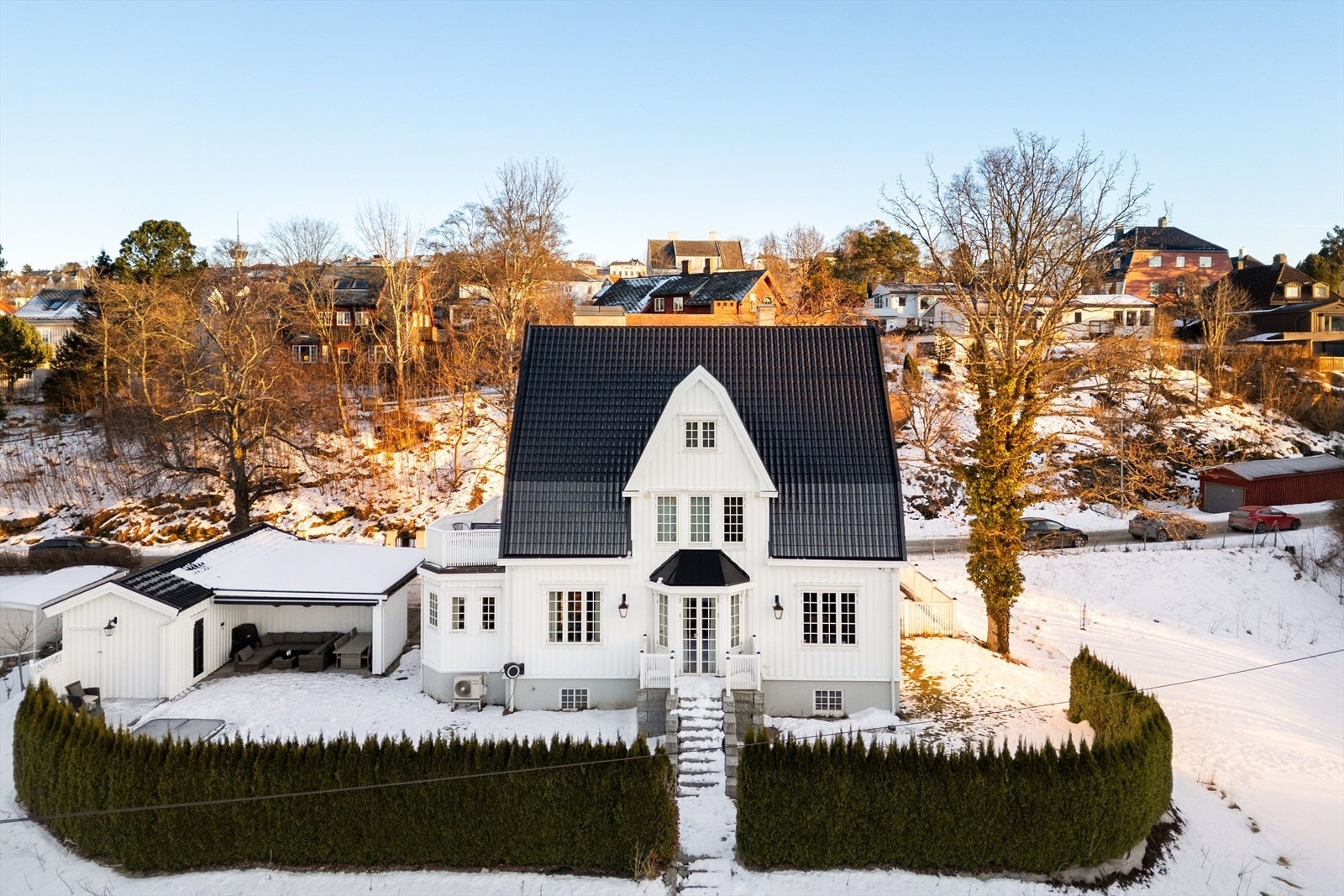 Tidløse materialer, gjennomtenkte planløsninger og nøye utførte løsninger skaper et hjem som kombinerer estetikk med funksjonalitet. Galleribilde