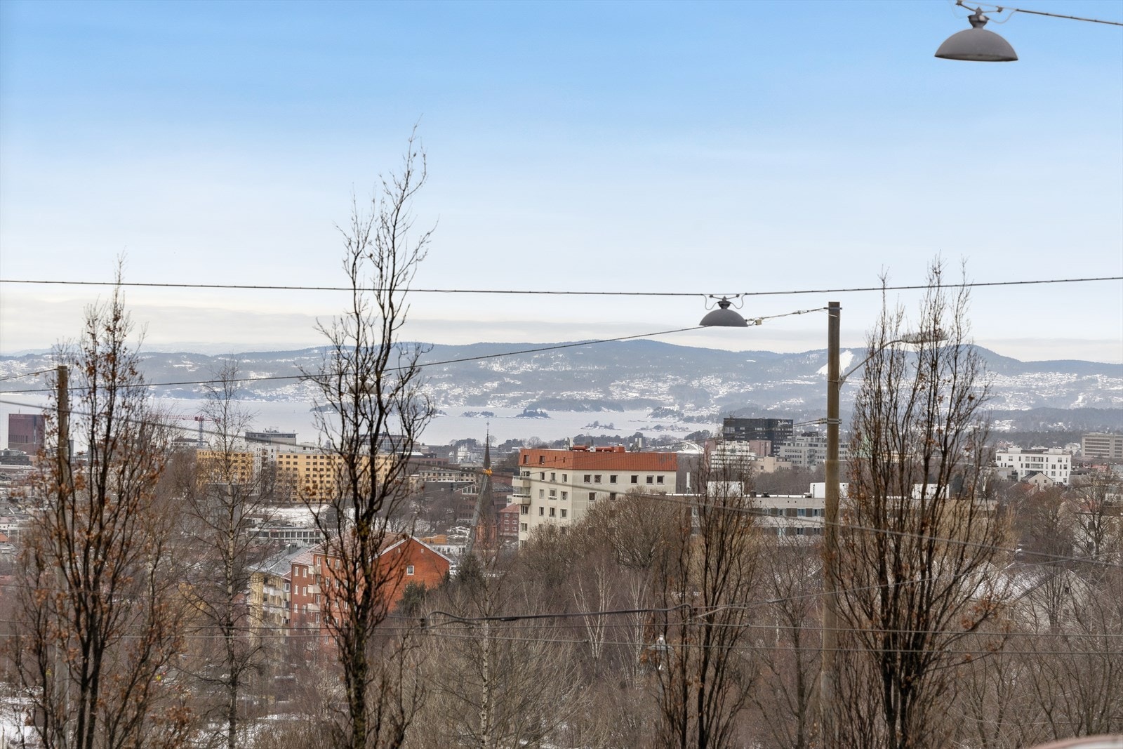 Flott utsikt mot fjorden og byen. Sydvestvendt balkong som byr på rikelig med sol gjennom dagen. Galleribilde