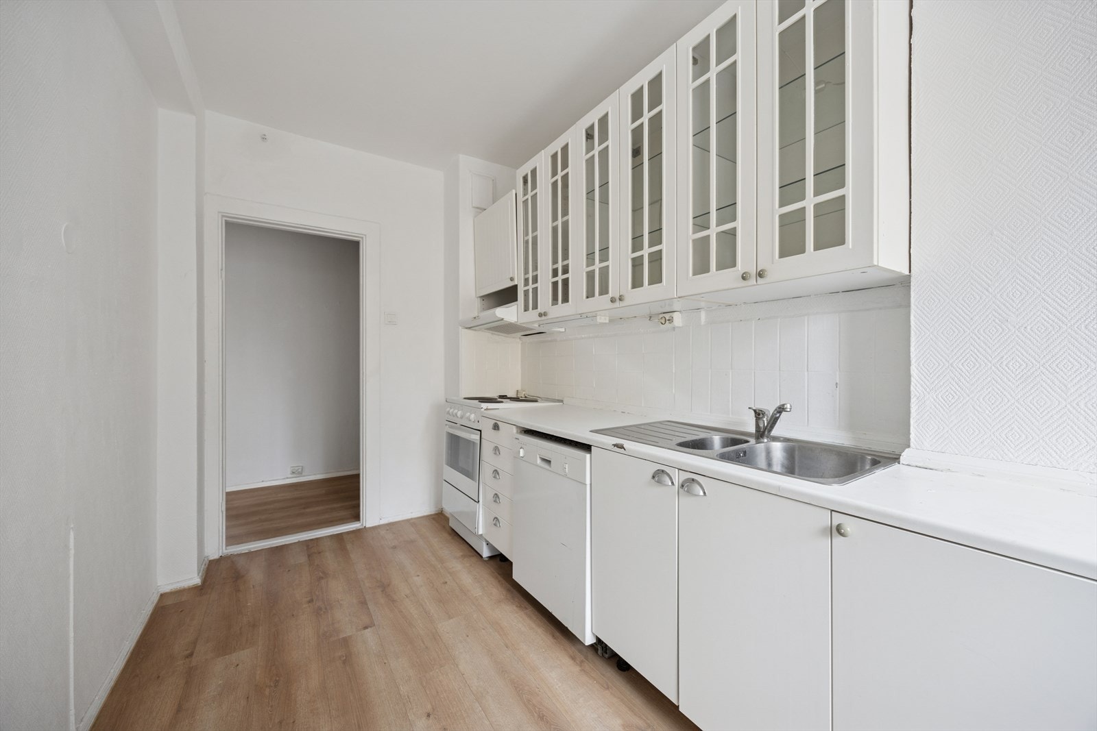 Kjøkkenet har overflater og innredning som viser noe alder, men fremstår fortsatt som funksjonelt og egnet til vanlig bruk. Galleribilde