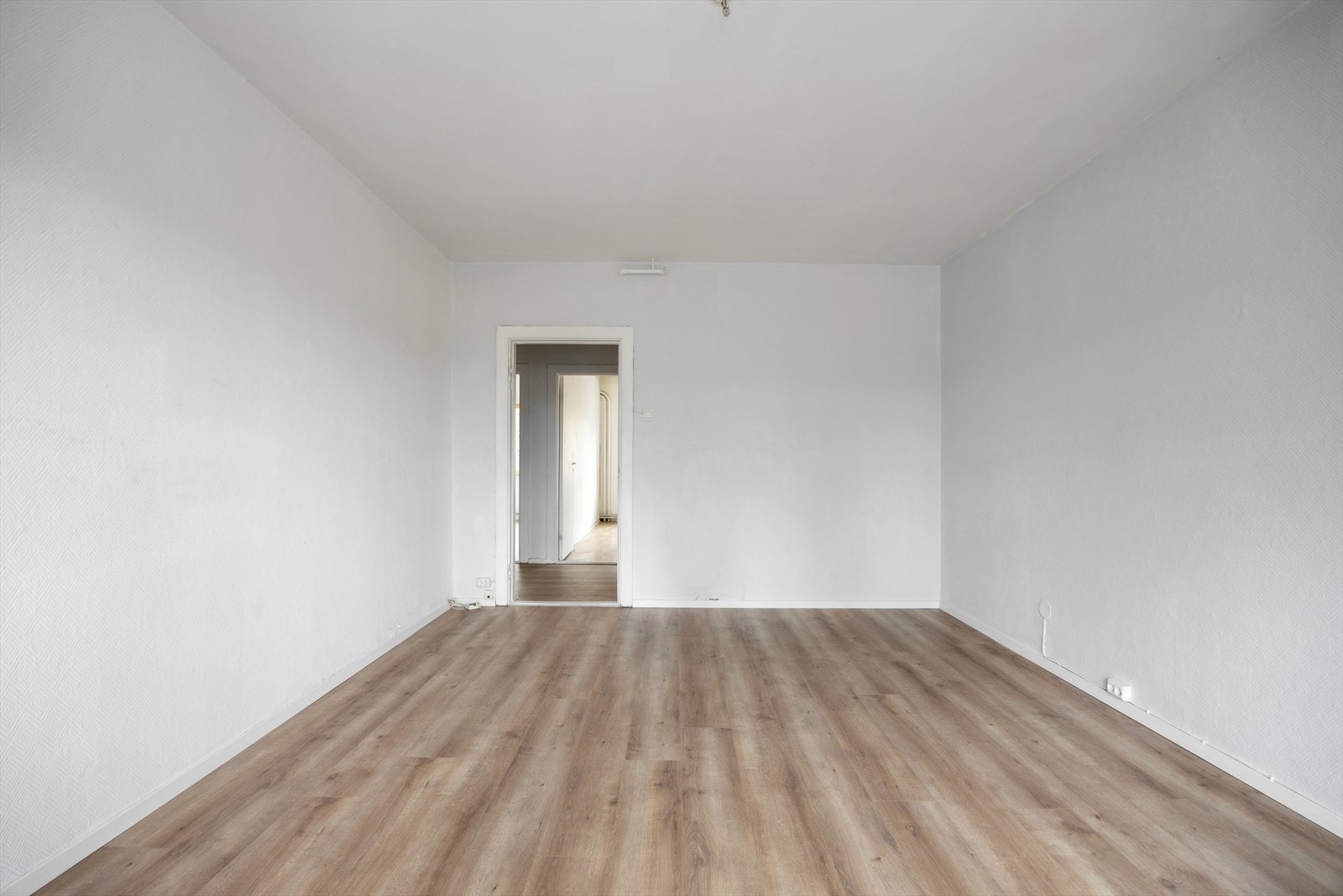 Den romslige stuen gir rikelig plass til både kjøkkenløsning, spisestue og en komfortabel stuedel. Galleribilde