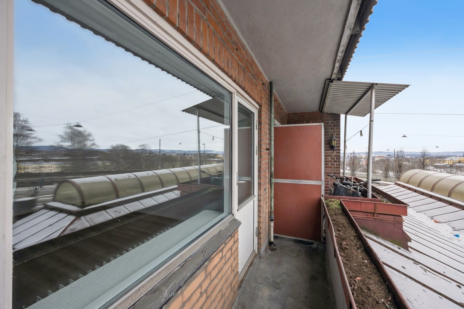 Med enkle grep som nytt gulv, maling eller møblering kan balkongen bli et langt mer trivelig sted å oppholde seg. Beliggenheten ut fra stuen gjør den lett tilgjengelig og enkel å bruke i hverdagen. Galleribilde