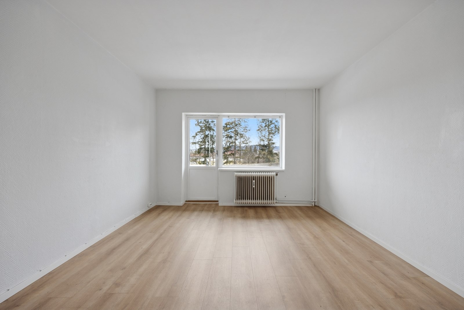 Overflatene viser noe normal slitasje, men rommet holder en nøytral og lys standard som gjør det enkelt å sette sitt eget preg på innredningen. Galleribilde