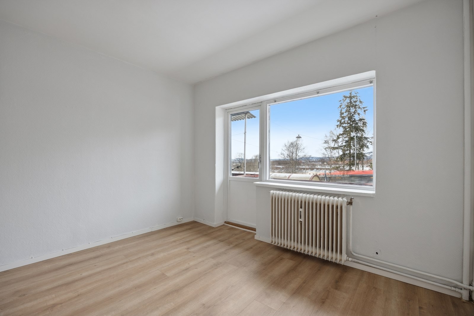 Stuen fungerer som et naturlig samlingspunkt i boligen, med gode muligheter for å skape en trivelig og innbydende atmosfære. Galleribilde