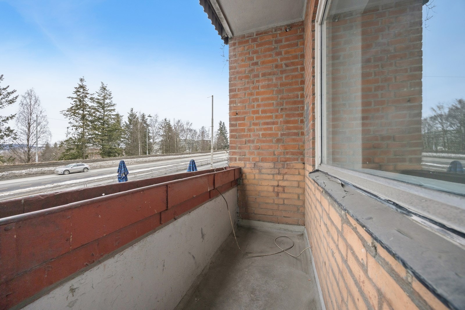 Balkongen gir et nyttig uteareal, men den fremstår noe slitt og er preget av alder. Galleribilde