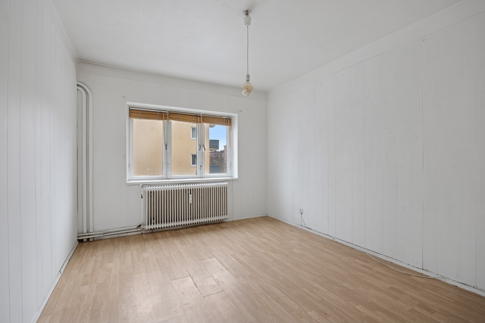 Soverom av god størrelse som i sin helget vender inn mot bakgård. Galleribilde