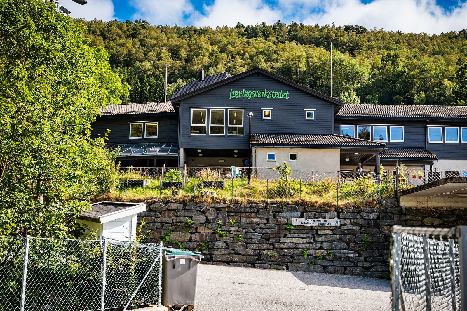 Like ved skolen ligger også den populære gårdsbarnehagen Galleribilde