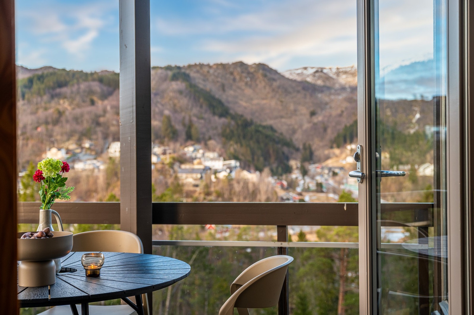 Fra stuen har du utgang til altan med ettermiddagssol Galleribilde