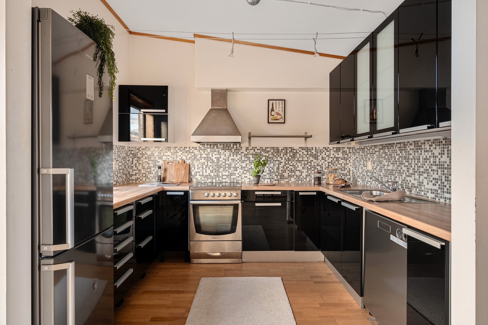 Kjøkken med god skapplass Galleribilde