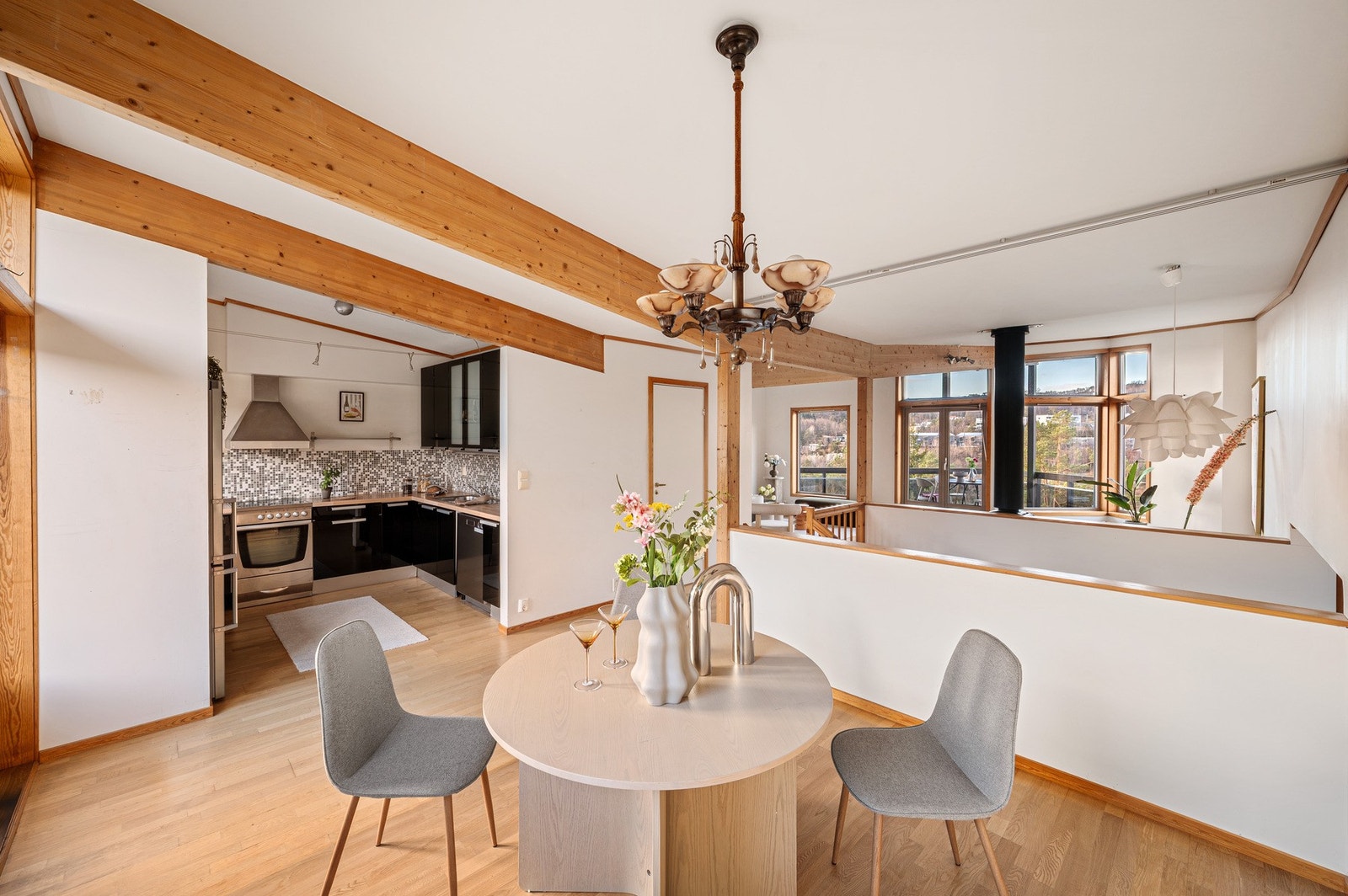 Ved kjøkkenet er det god plass til spisestue Galleribilde