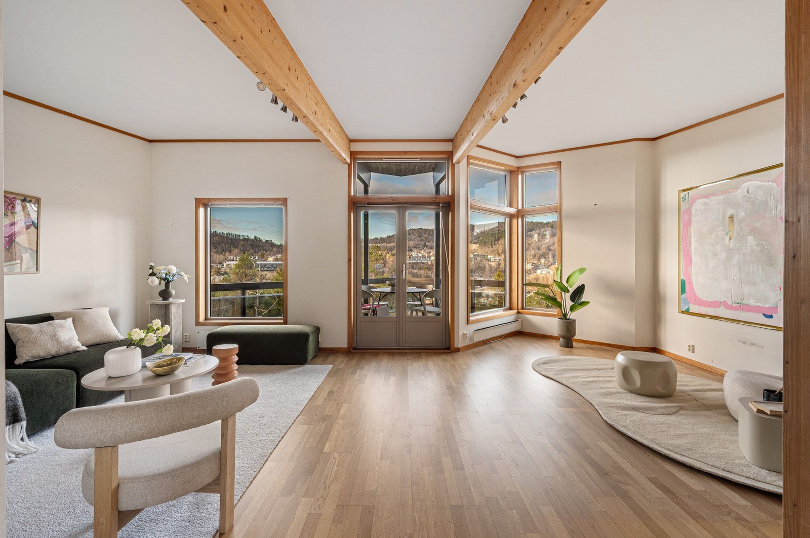 Fra stuen er det utgang til altan Galleribilde