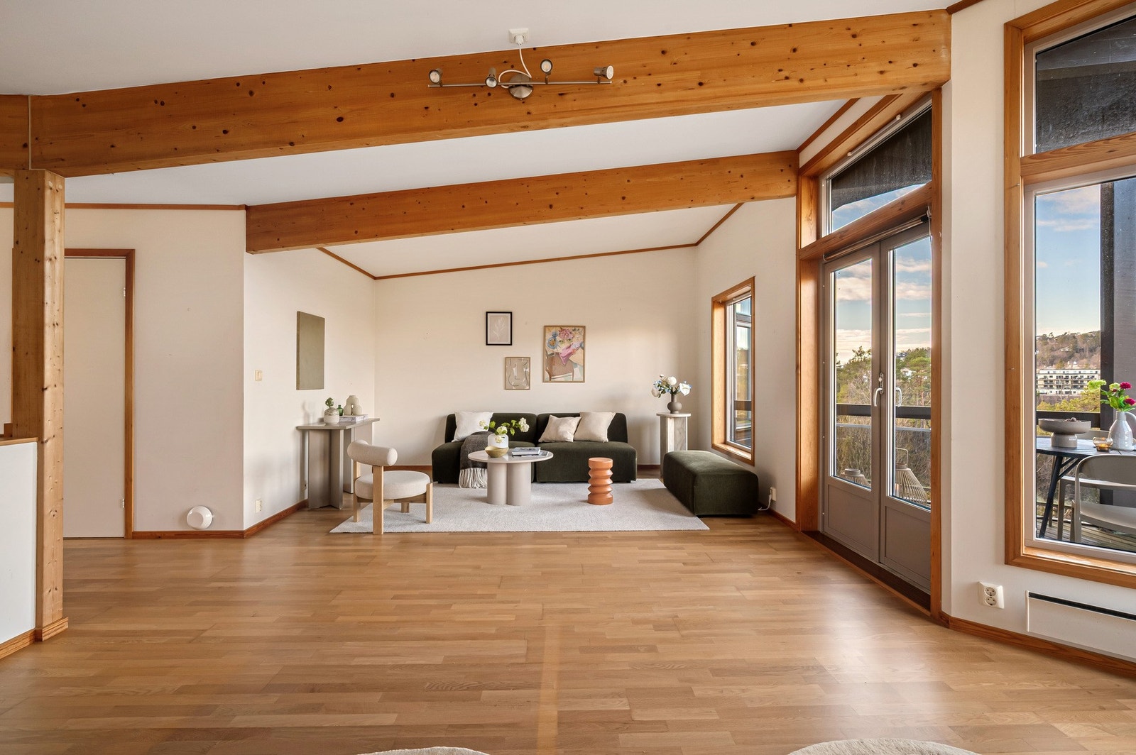 Fra stuen kan du nyte utsikt og fine solnedganger Galleribilde