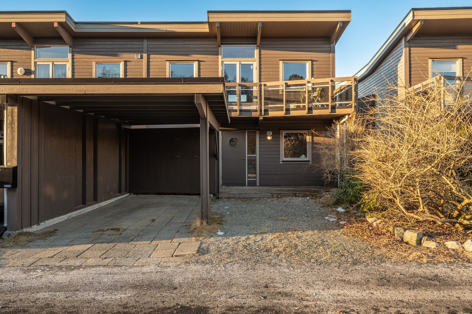 Boligen har garport og biloppstillingsplass Galleribilde