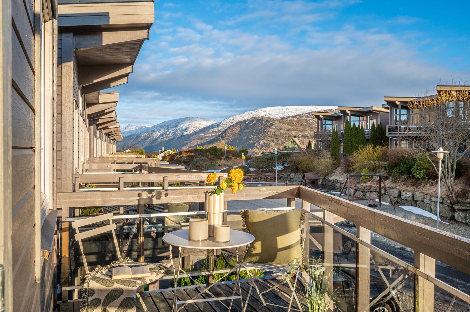 På kjøkkensiden er det altan med formiddagssol og nydelig utsikt Galleribilde