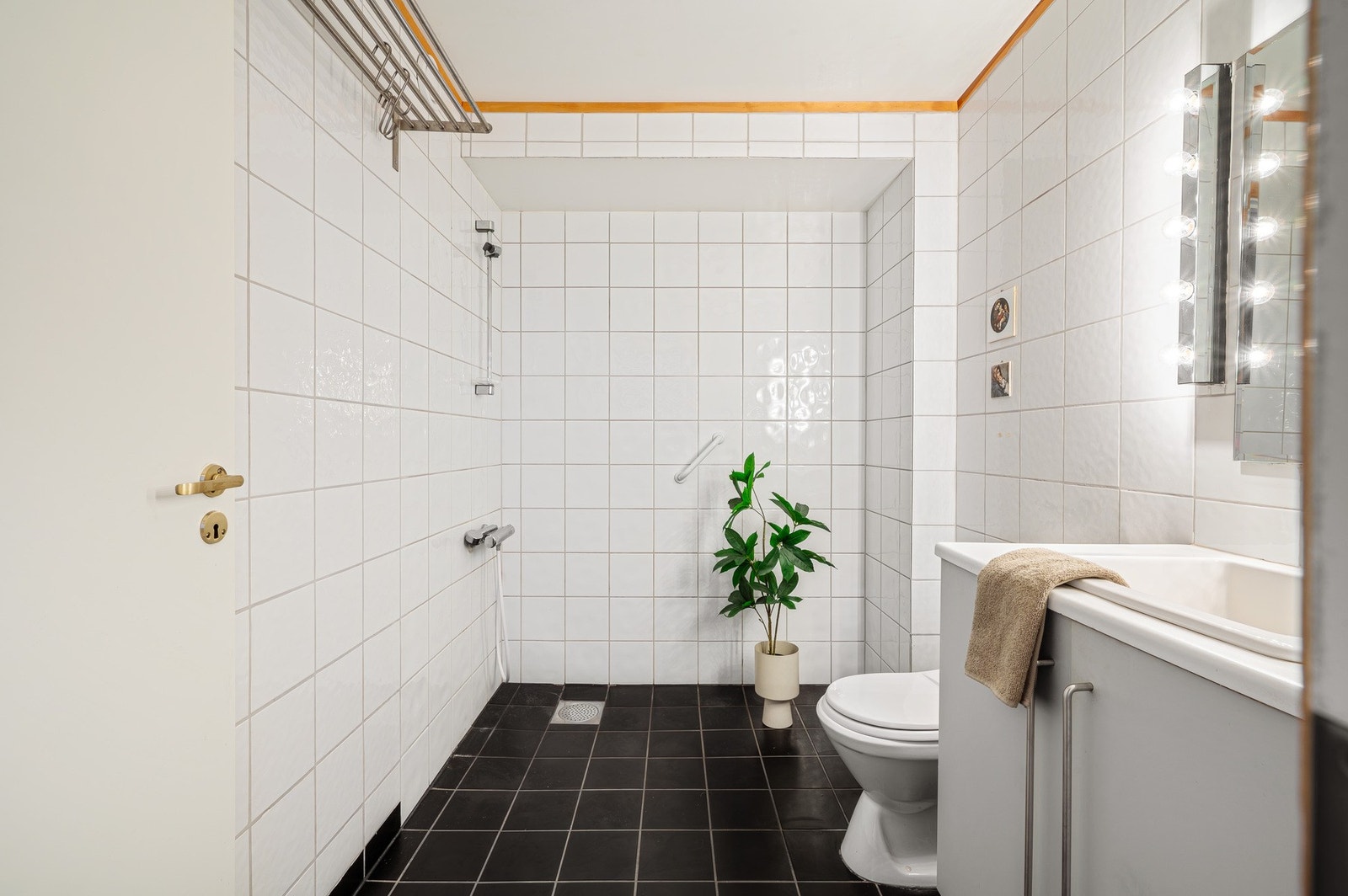 Helfliset bad med varme i gulv Galleribilde