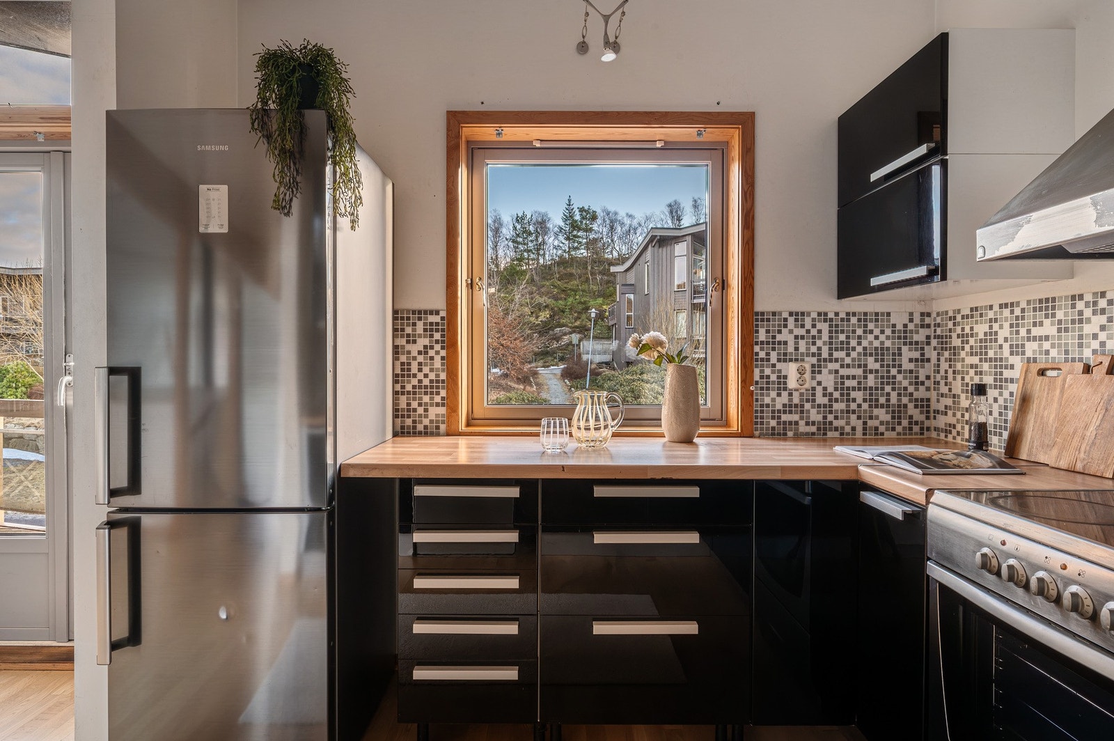 Fra kjøkkenvinduet har du utsikt mot lekeplassen Galleribilde