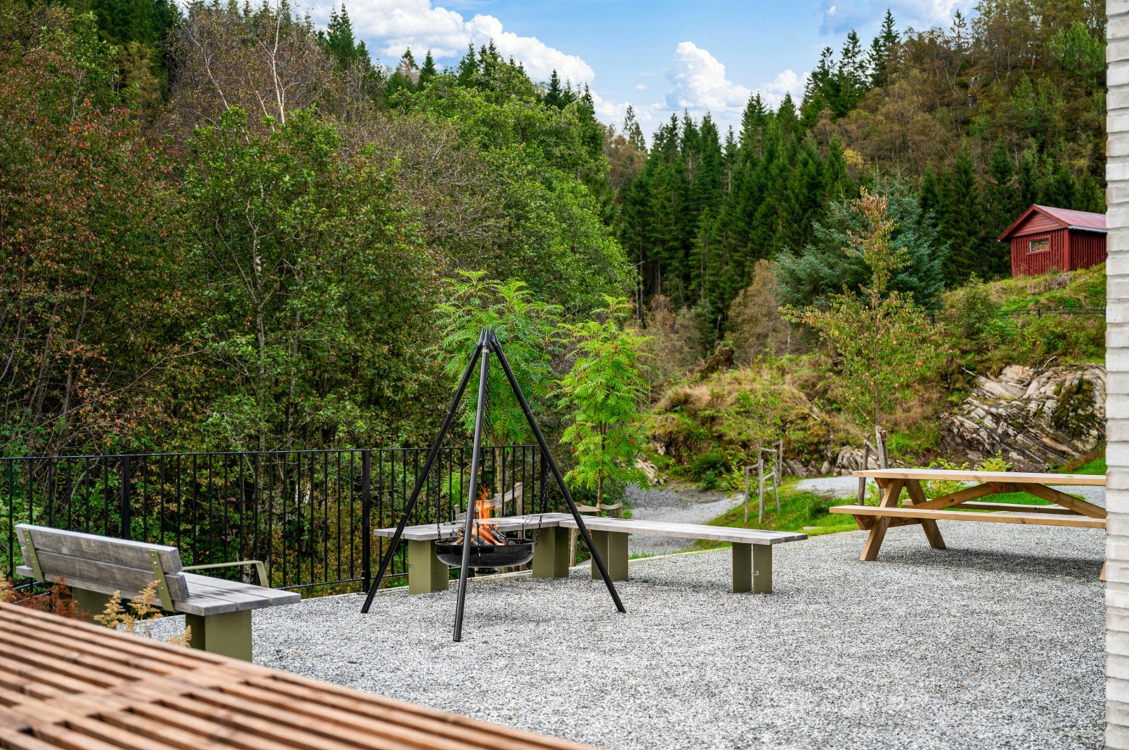 På baksiden av kirken er det opparbeidet Galleribilde