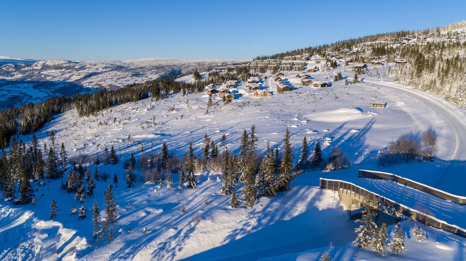 Skibru over veien sørger for sikker og god adkomst både til og fra tomteområdet på ski Galleribilde