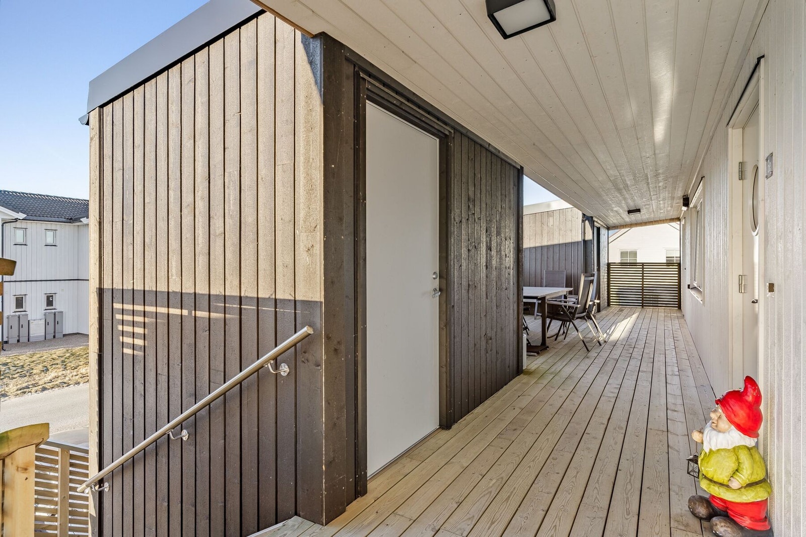 Pent overbygd inngangsparti med plass til utemøblement m.m. Adgang til bod. Galleribilde