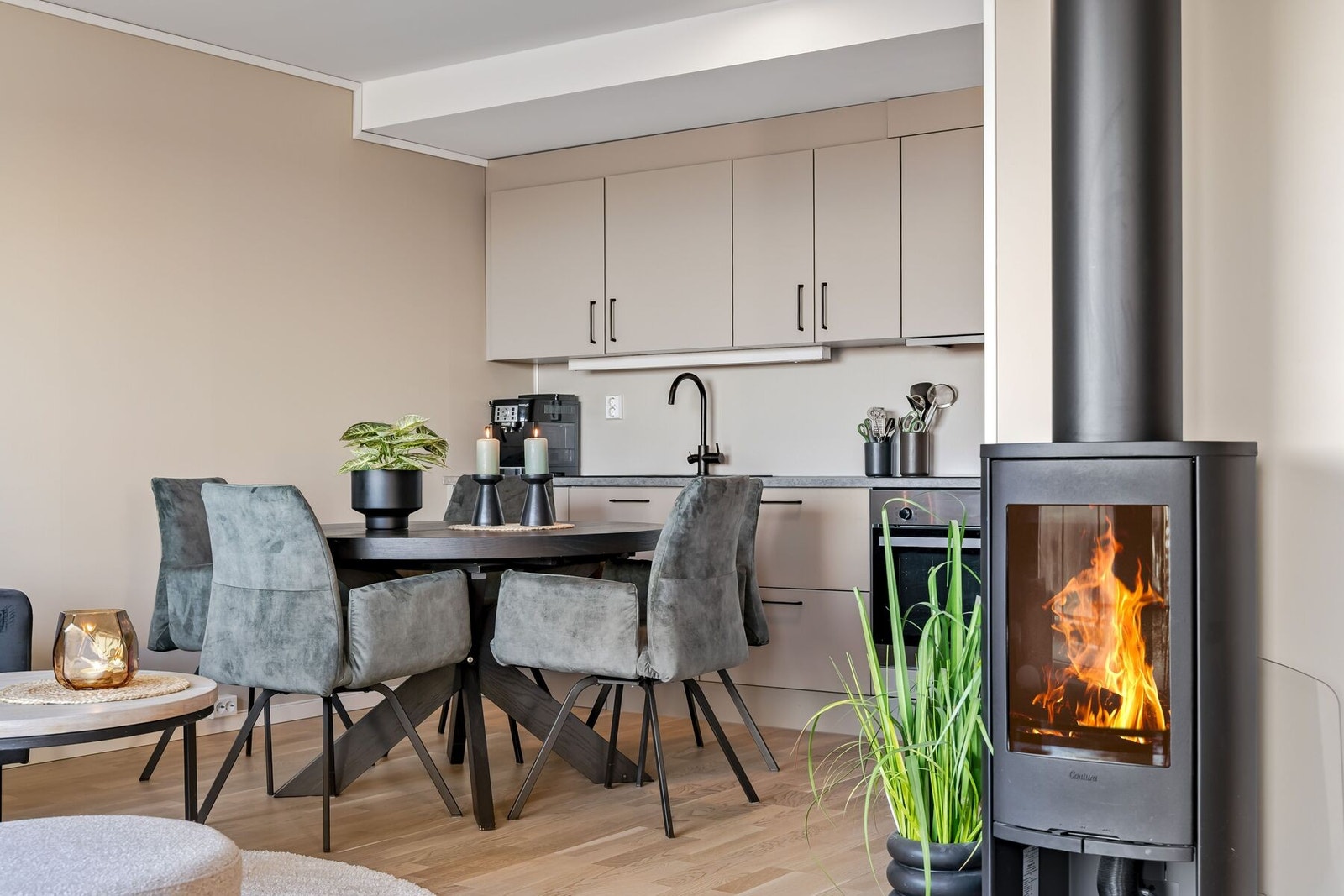 Leiligheten har vedfyring. Dette er med på å skape en koselig atmosfære, samtidig som det er en god oppvarmingskilde Galleribilde