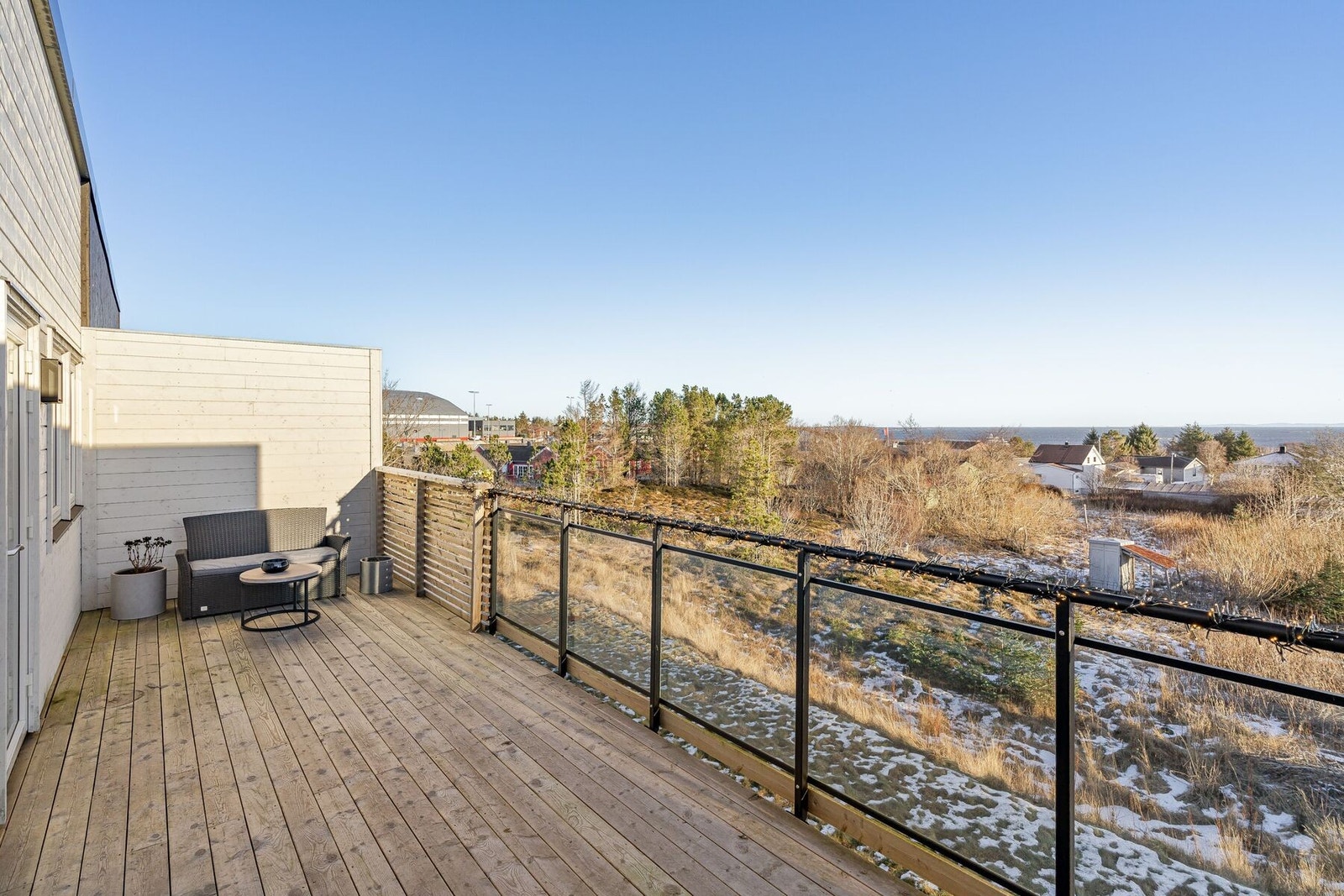 Romslig balkong med plass til blant annet utemøblement og grill m.m. Galleribilde