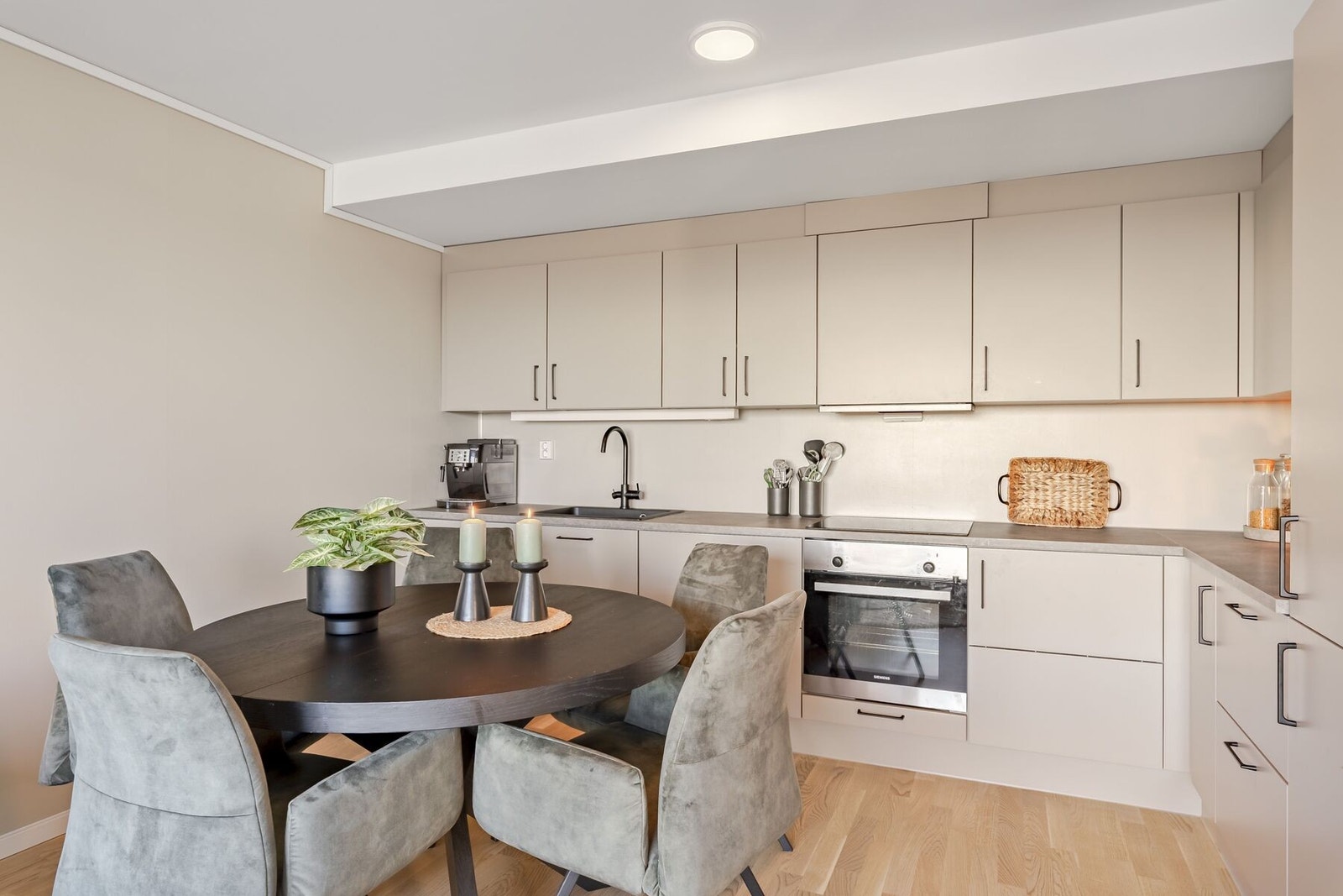 Pent kjøkken med integrerte hvitevarer Galleribilde