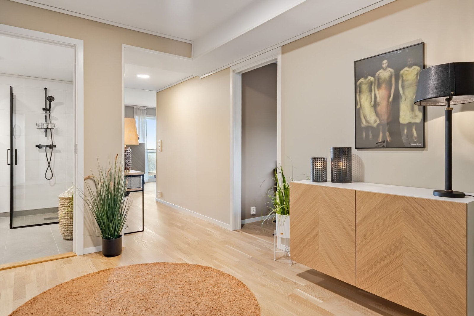 Romslig gang med ankomst til bod Galleribilde