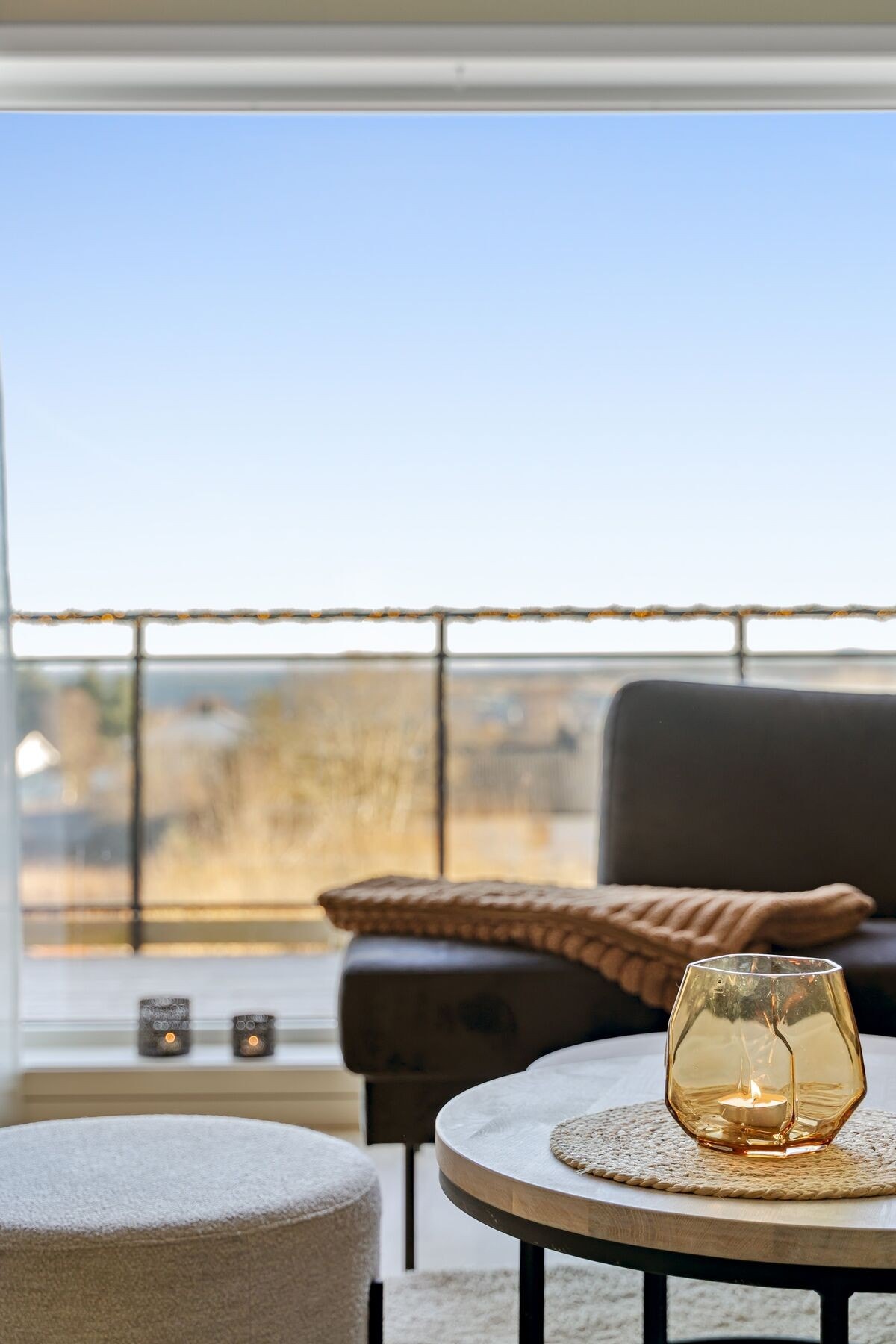 Fra stuen har man utgang til balkong Galleribilde