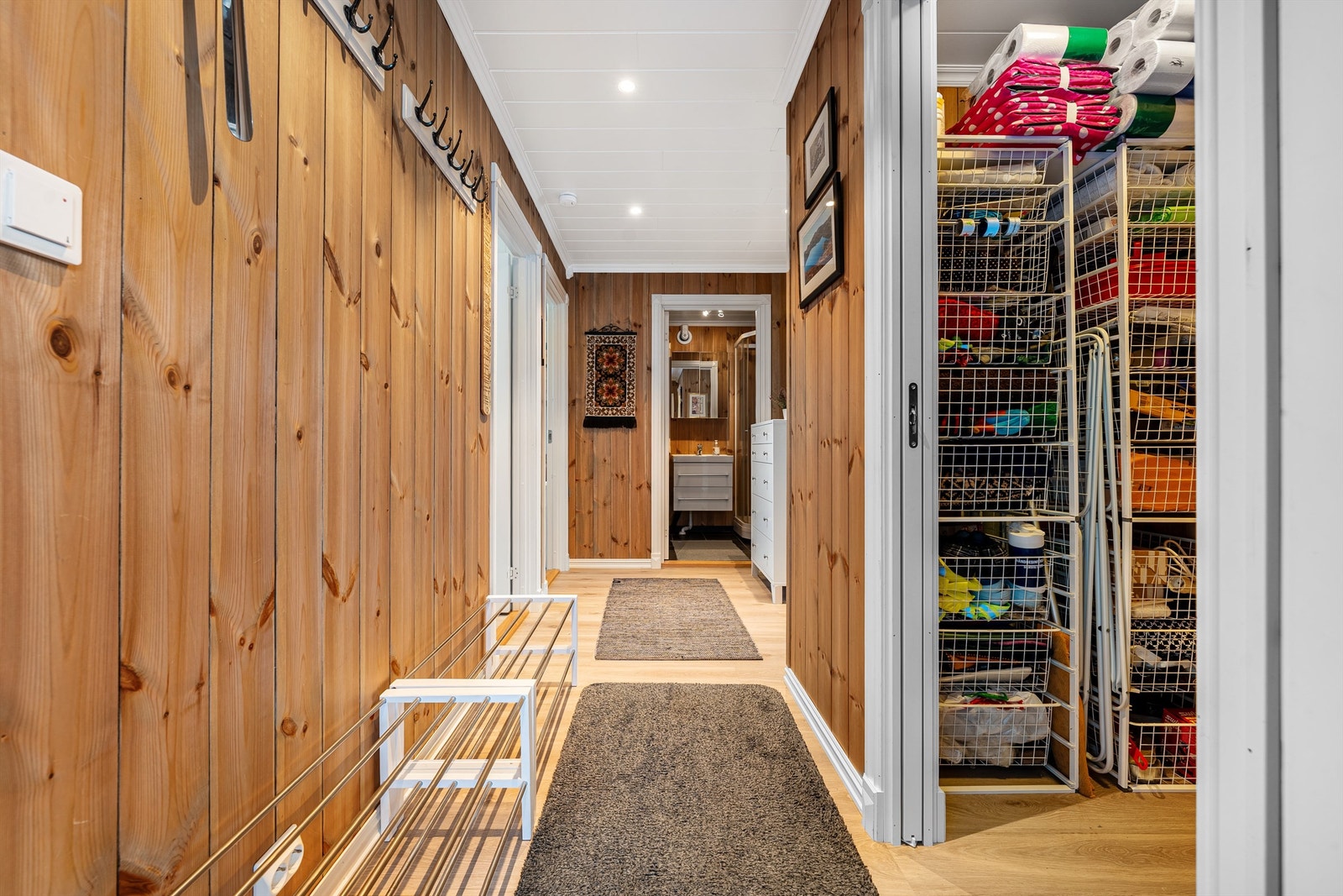 Praktisk og imøtekommende entré med god garderobeplass til sko og ytterklær Galleribilde