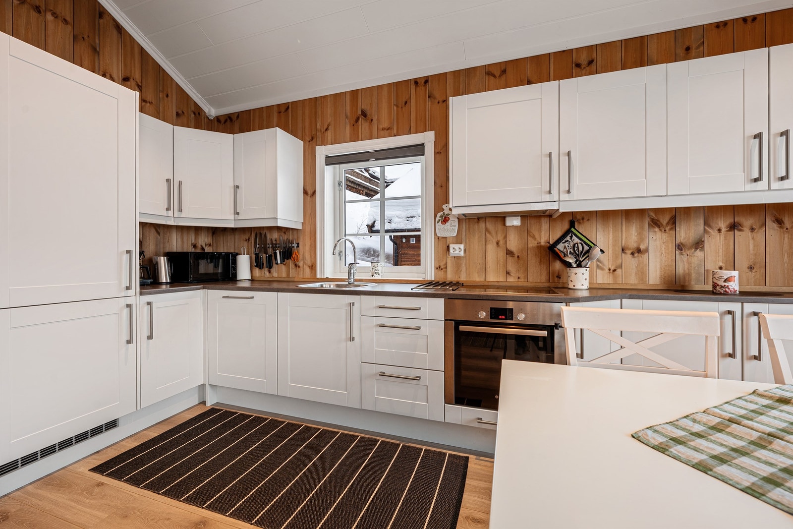 Godt utnyttet kjøkken med mye skapplass Galleribilde