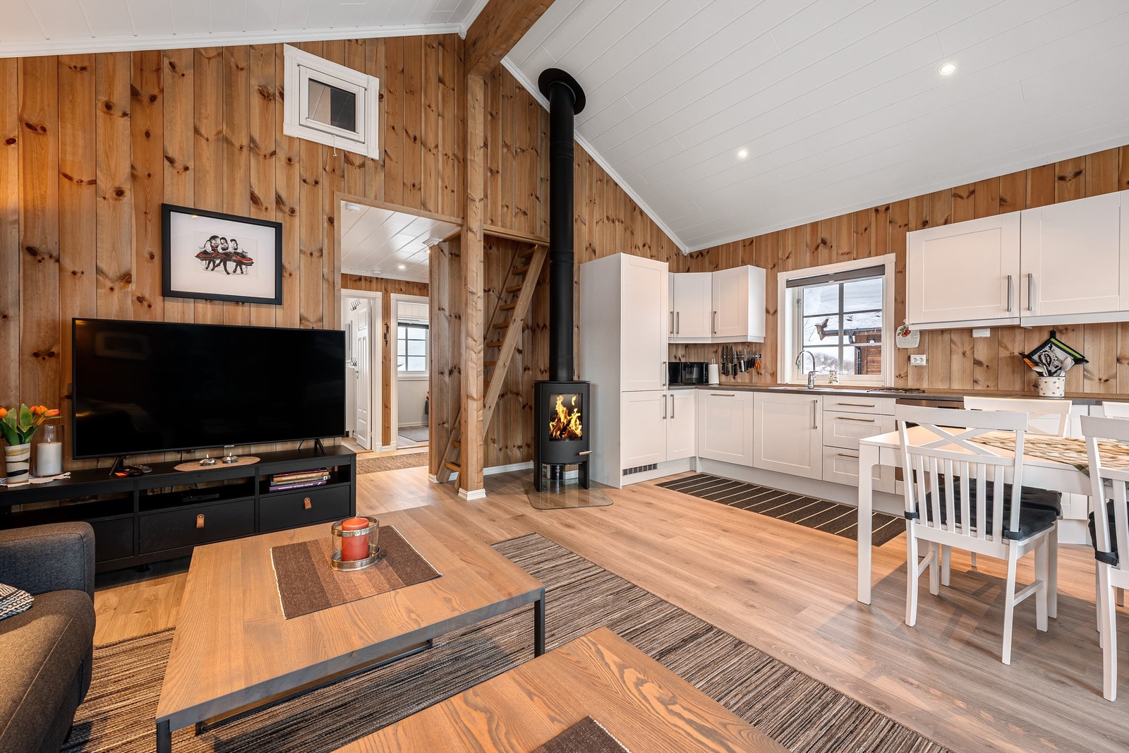 Flott peis ved inngangen til stue og kjøkken Galleribilde