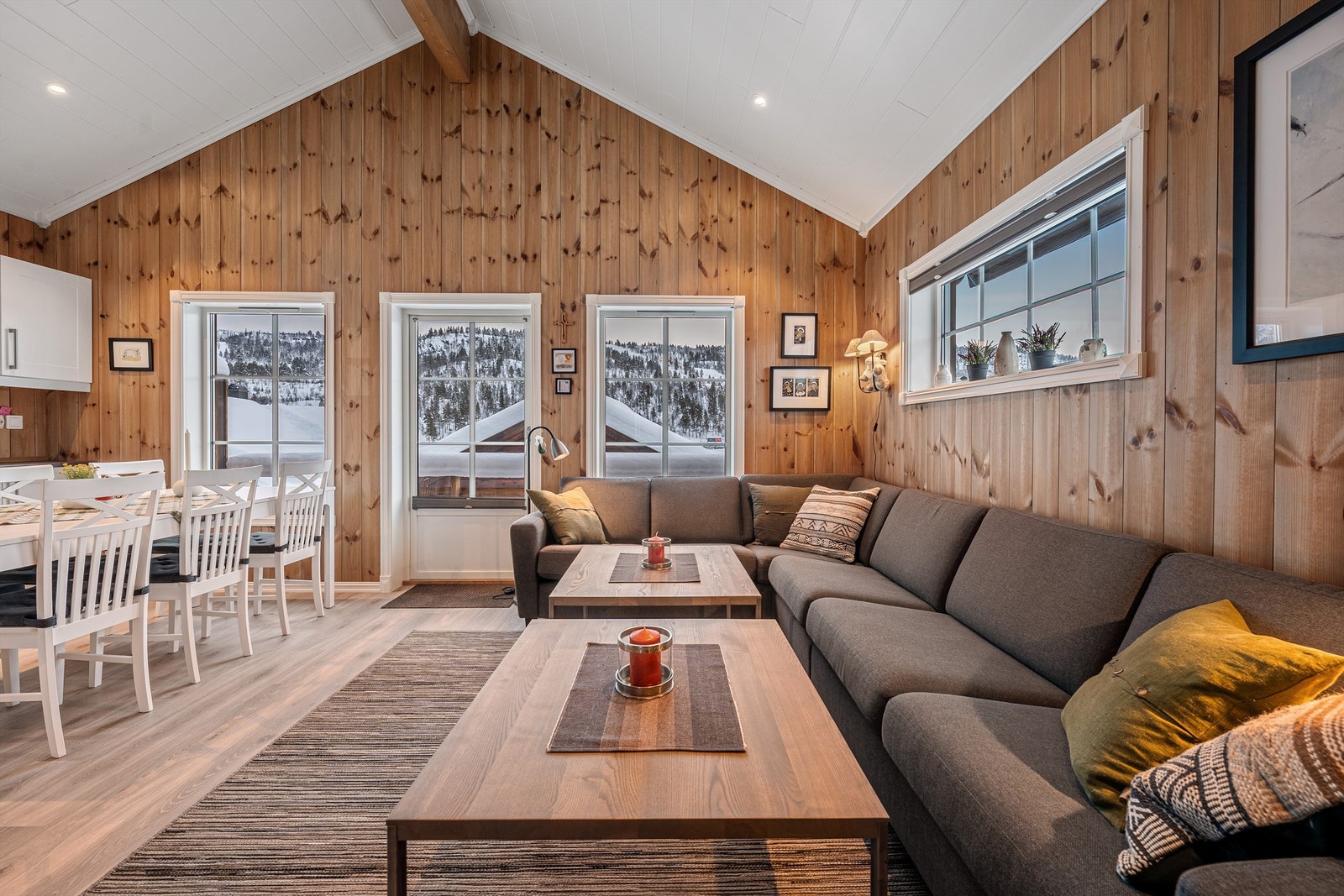 God takhøyde og vinduer som gir hytta godt dagslys Galleribilde