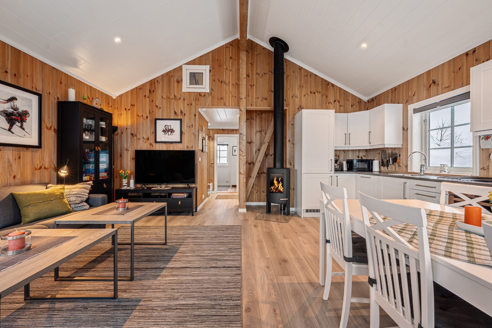 Lyst og åpent med god planløsning. Lune og harmoniske fargevalg som kler hytta Galleribilde