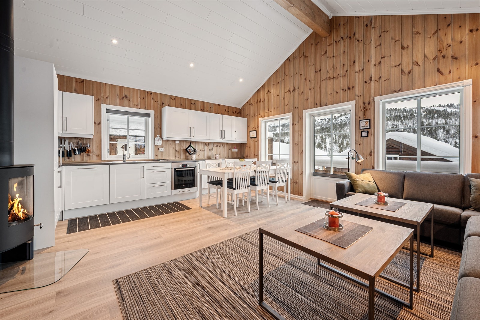 Åpen og sosial stue/kjøkken løsning med god plass Galleribilde