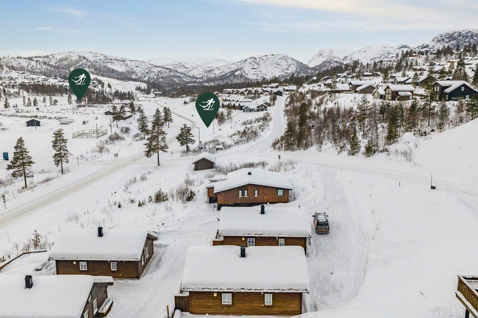 Langrennsløyper like utenfor døra, asfaltert løype markert til venstre og lysløype markert til høyre Galleribilde