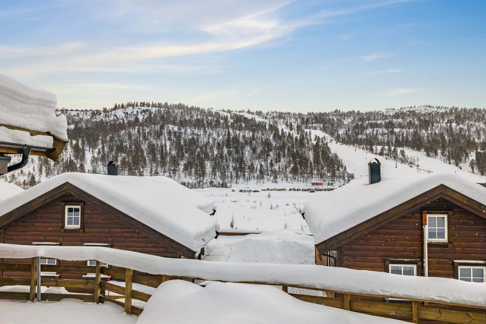 Utsiktsbilde fra terrasse mot skisenter Galleribilde