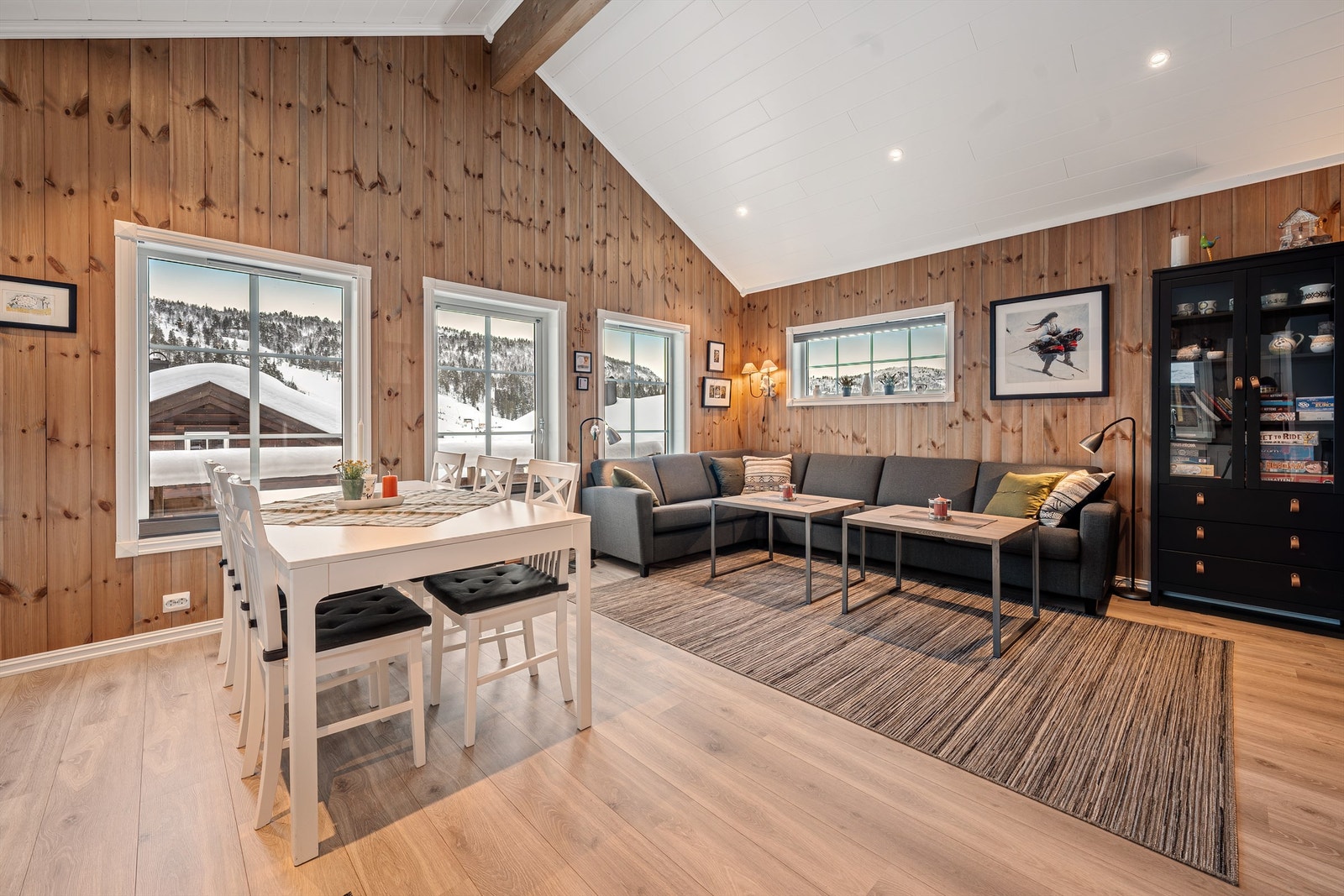 Med god takhøyde, fine lysforhold og mye plass, blir dette naturlig et meget hyggelig samlingspunkt Galleribilde